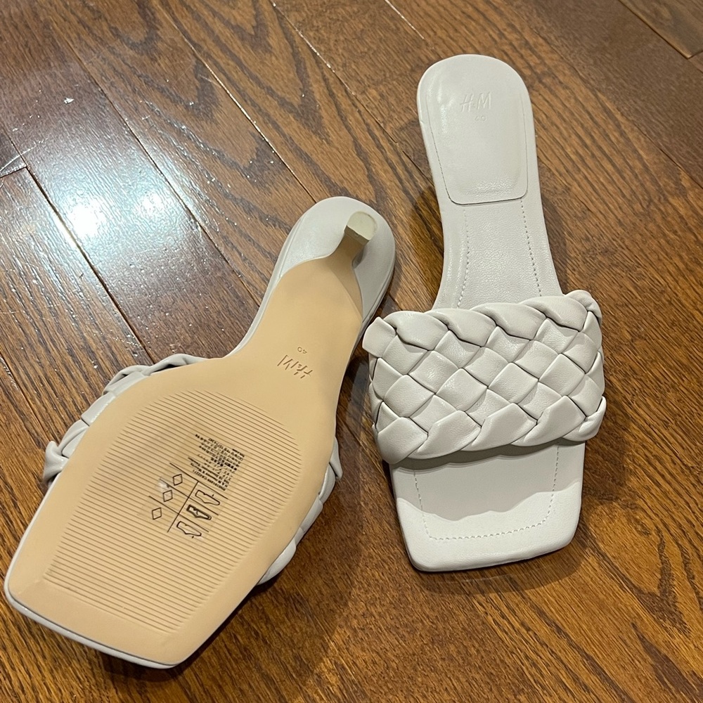 ⭐️NEW⭐️Shoes - Picture 3 of 4